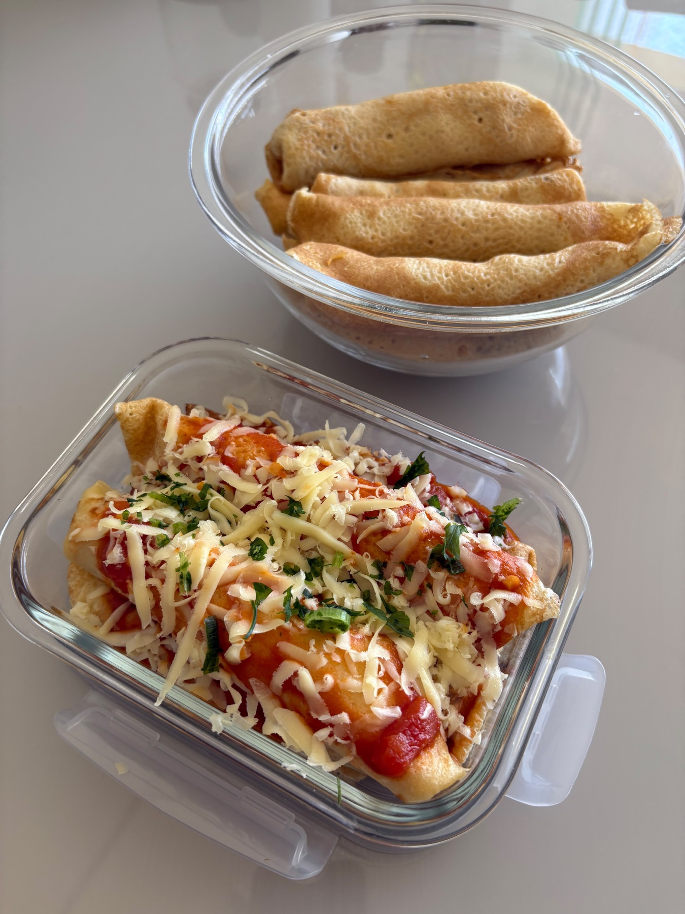 Panquecas com molho de tomate, queijo e cheiro-verde